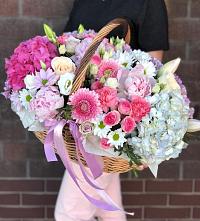 Цветочная композиция из Розы, Хризантемы, Пионы и Лизиантусы в корзине в Мирном Республика Крым