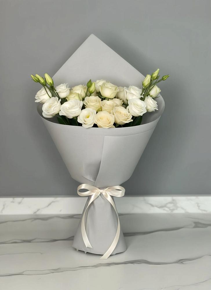 Букет цветов из: Розы и Лизиантусы в Мирном Республика Крым